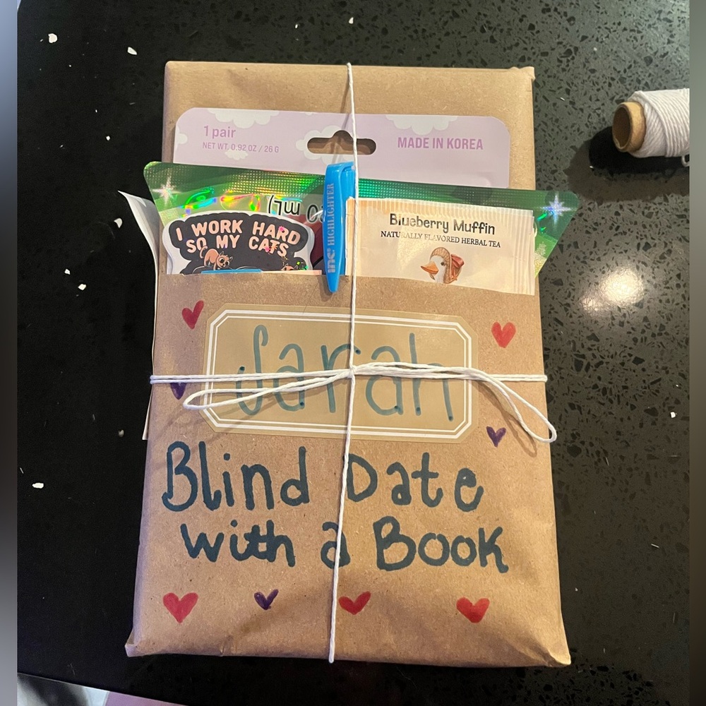 Blind Date with a Book Gift Set - Picture 3 of 3